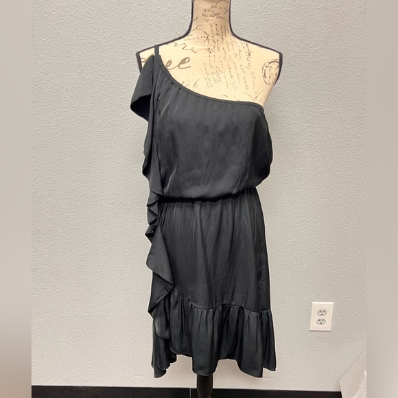 Luxe Deluxe NWT Look Twice One Shoulder Ruffle Dress Size 6 - Picture 3 of 16